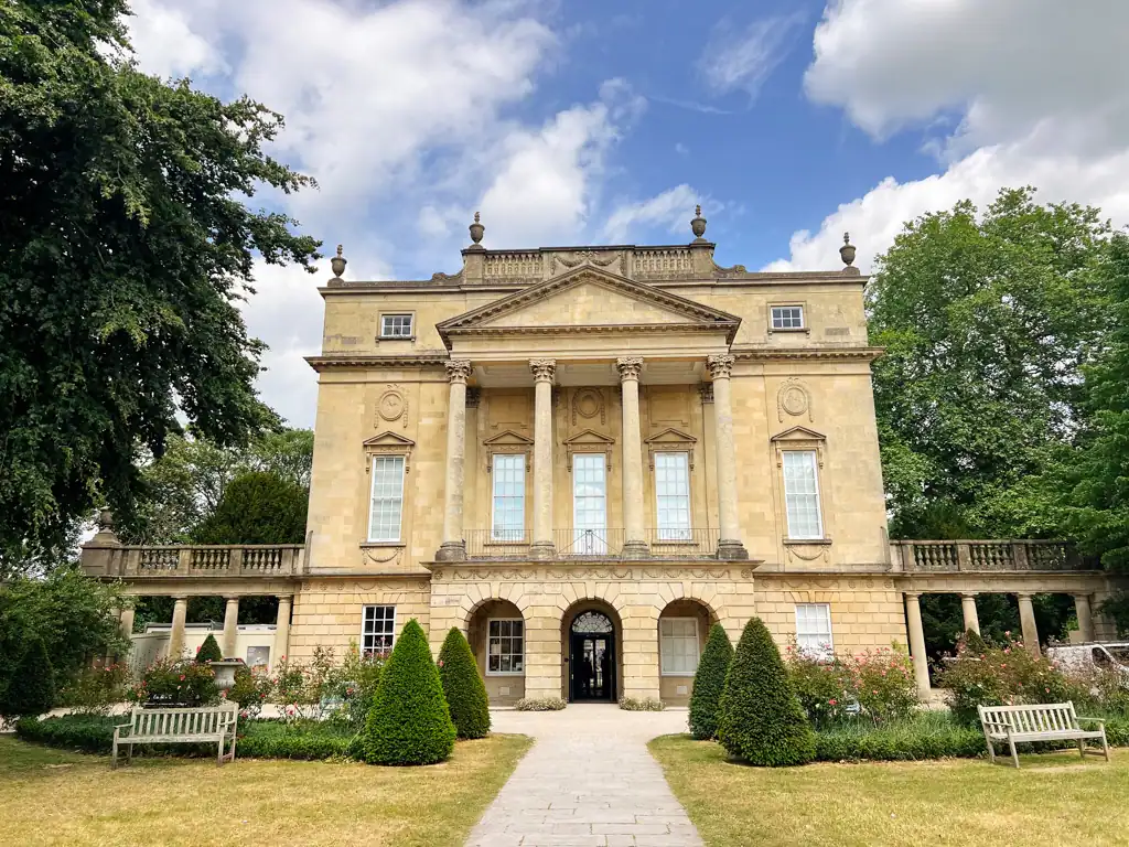 A museum in bath england. Used as a bridgerton filming site it has 4 large columns and 3 arched doorways.
