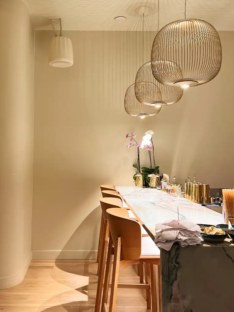 The bar with round slatted lining at Kann.