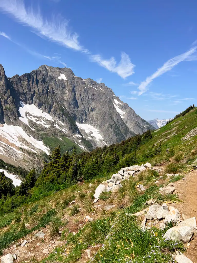 Another mountain pass with the beaitufl gray cascade mountains in the distance.