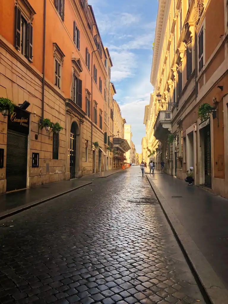 main shopping street in Rome. 