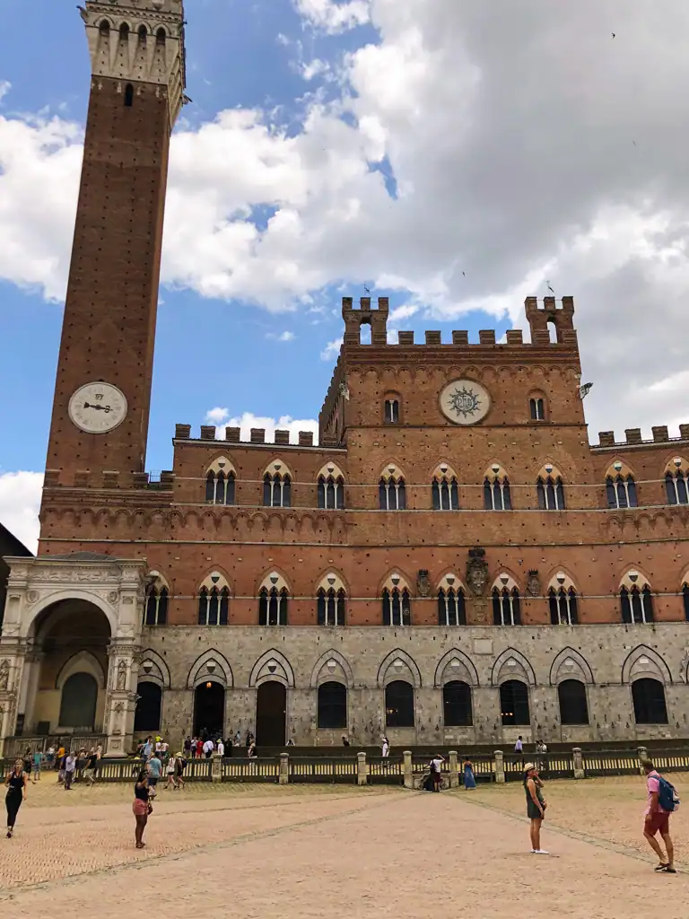 The Piazza del campo in 5 towns to visit in tuscany Siena. 
